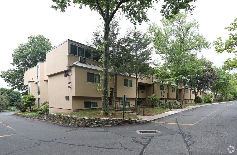 Whitewood Pond Apartments North Haven Ct Apartment Finder