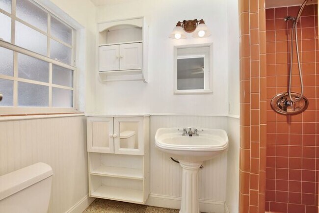 Building Photo - Beautiful 3/2 Spacious Pool Home with a Fe...