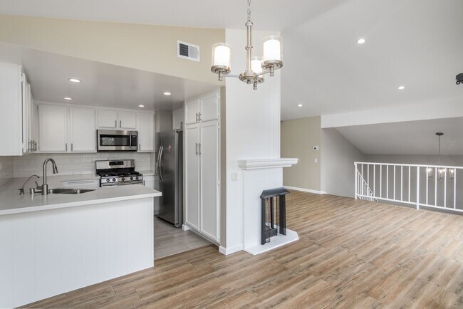 Building Photo - Beautiful two-bedroom, two-bath home in Oa...