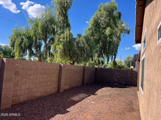 Building Photo - 262 S Springs Dr
