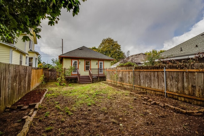 Building Photo - Updated and Fresh 3  Bedroom 2 Bath in Des...