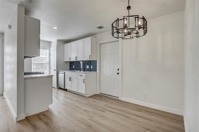 Building Photo - 1402 Valleyridge Cir