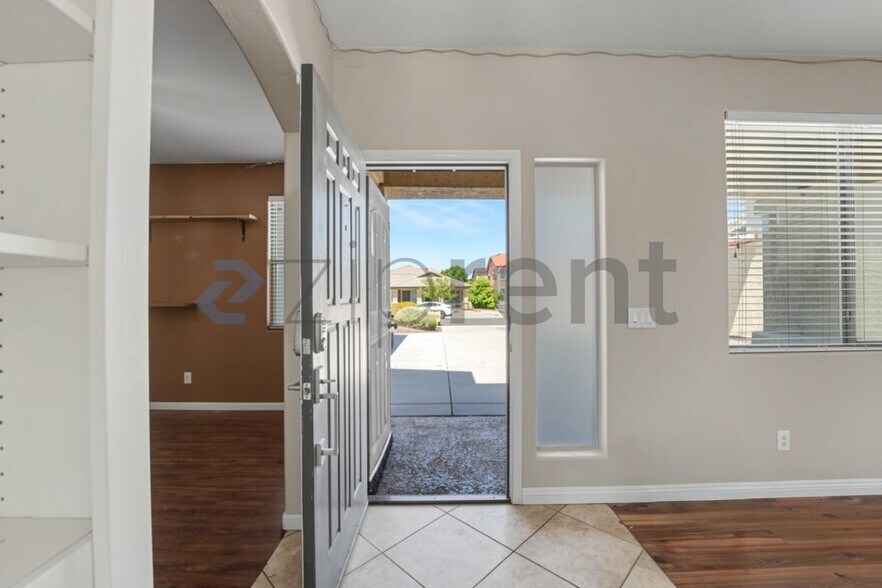 Building Photo - Unit