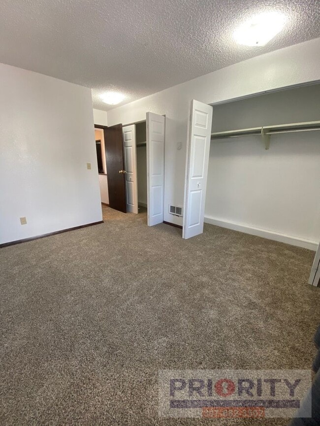 Building Photo - 3 bedroom, 2.5 bath 1,500 sqft Townhouse