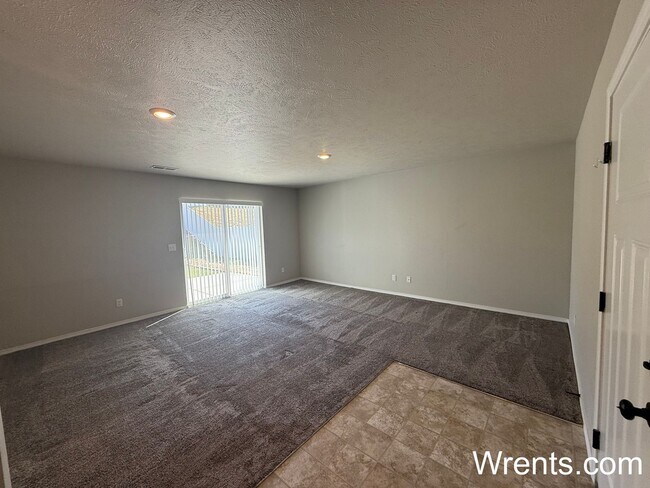 Building Photo - Beautiful Newer Home in Greenacres - Centr...