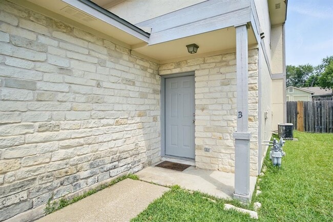 Building Photo - 2808 Kestrel Dr