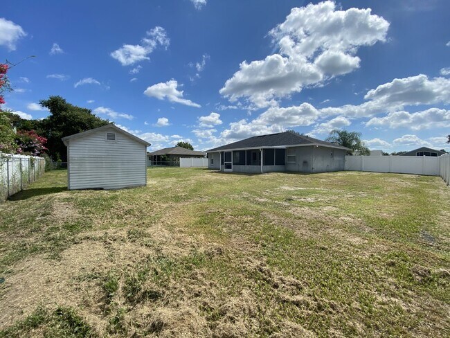 Building Photo - South Lakeland Home!