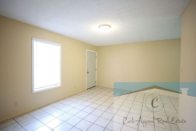 Building Photo - Spacious 1 bed /1 full bath apt