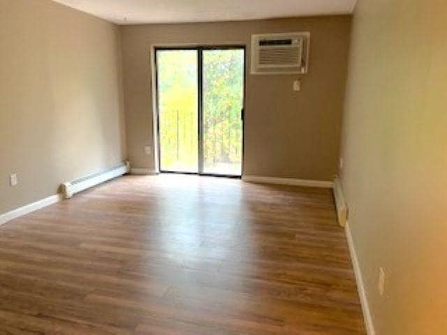 Building Photo - 1375 Bodwell Rd