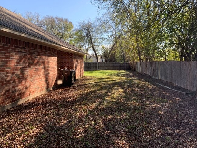 Building Photo - 3 bedroom 2 bath brick home