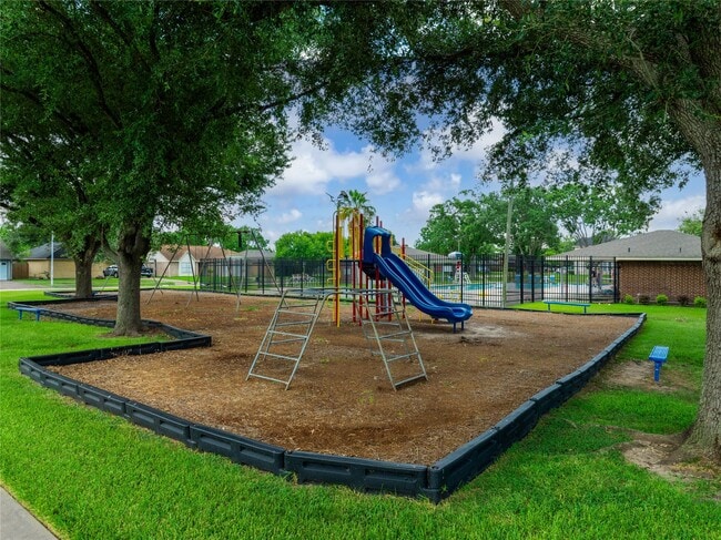 Building Photo - 10904 Birch Dr