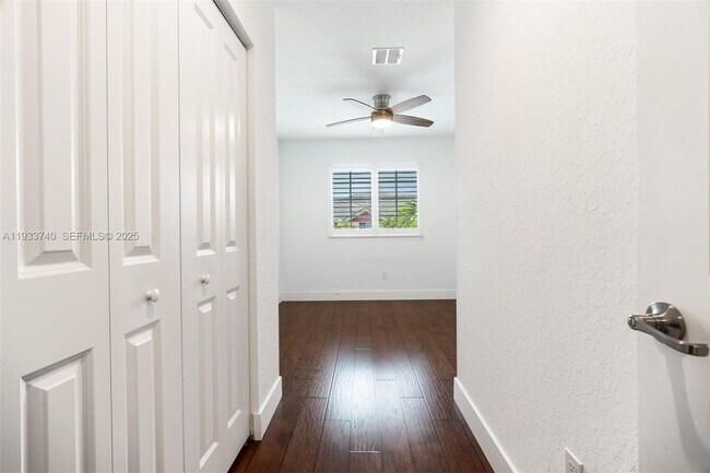 Building Photo - 4652 Horseshoe Cir