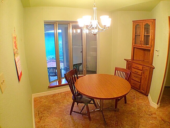 Building Photo - Charming 4 Bedroom 2.5 Bath Home In RISD!