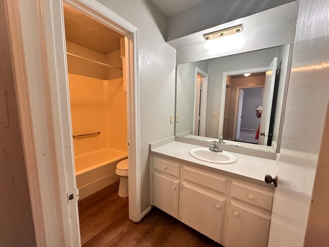 Building Photo - 2 Bedroom, 2 Bathroom Unit in Quiet Cul-de...