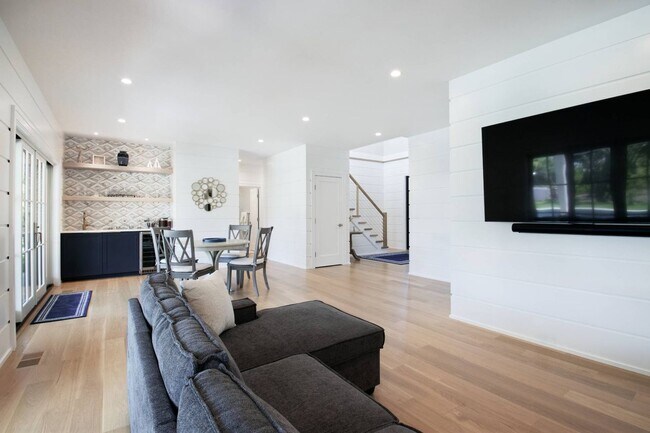 Building Photo - 12 S Elroy Dr