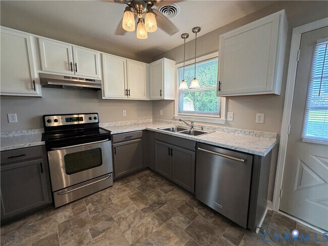 Building Photo - 526 Roslyn Ave