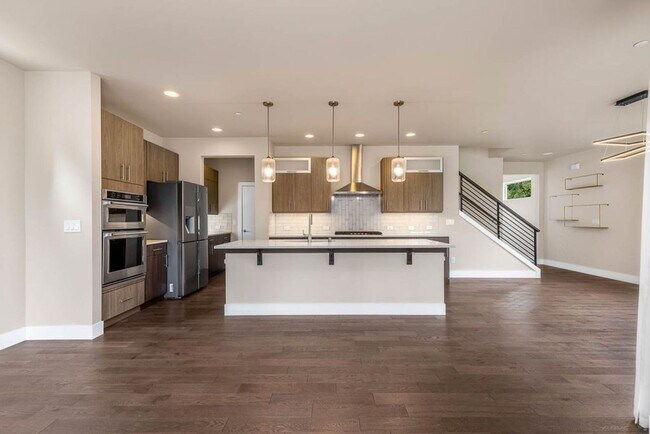 Building Photo - Beautiful Home in Kirkland with 2-Car Garage and Outdoor Patio!