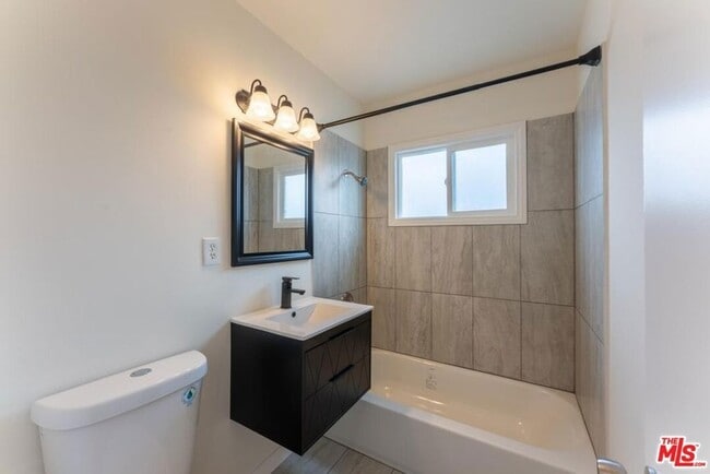 Building Photo - 10708 1/2 Moorpark Street Unit