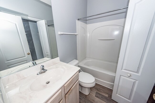 Building Photo - 3 Bedroom, 2.5 Bathroom Townhome in Lakes of Summerville - Summerville