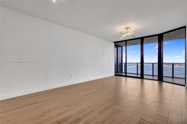 Building Photo - 700 NE 24th St