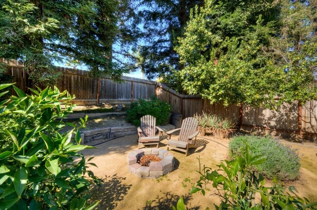 Building Photo - 8241 N Yorktown Dr