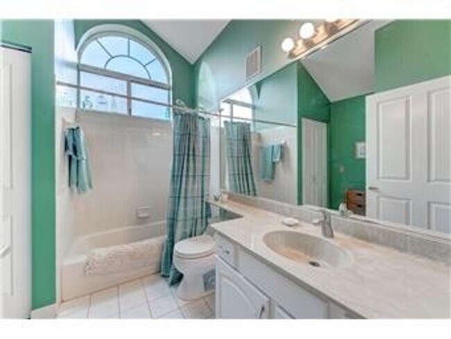 Building Photo - Edina Condo, Vaulted Ceilings, All New Carpet and Paint, In Unit Laundry, Garage Parking, One Mon...