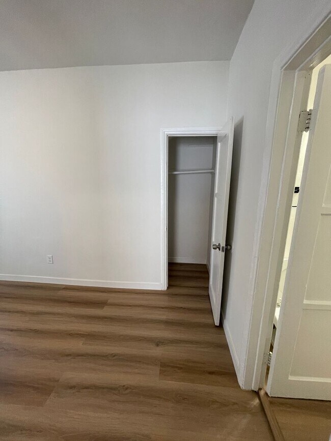 Building Photo - Lower 1 Bedroom 1 Bath in Long Beach