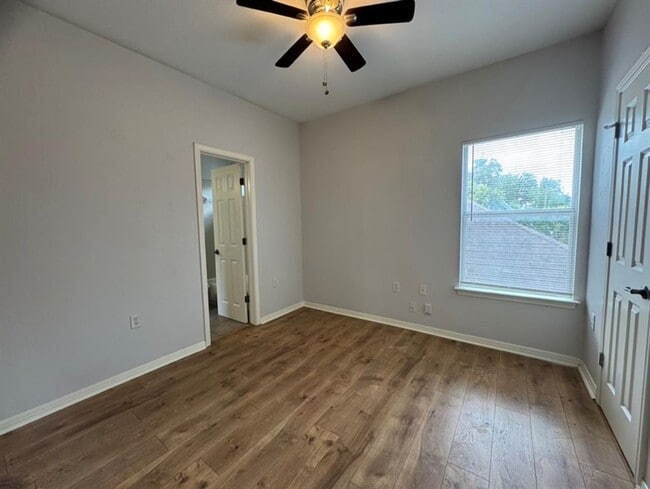 Building Photo - Townhome available off East MLK