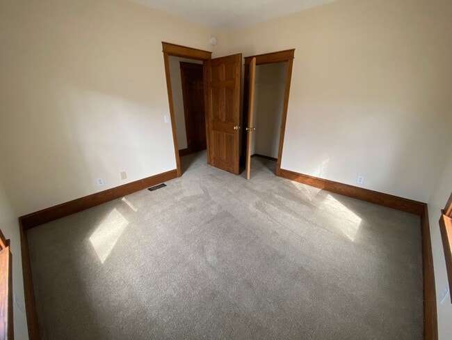 Building Photo - 3 Bedroom, 1.5 Bath Single Family Home Available Now!