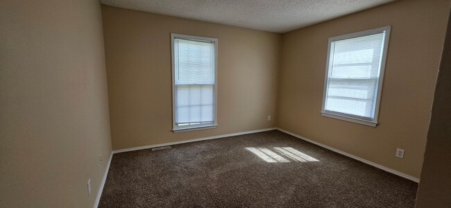 Building Photo - 3 Bedroom 2 Bathroom home in Kickapoo Schools! $1295!