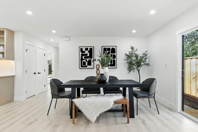Building Photo - Refined Redwood City Living: Exquisitely R...