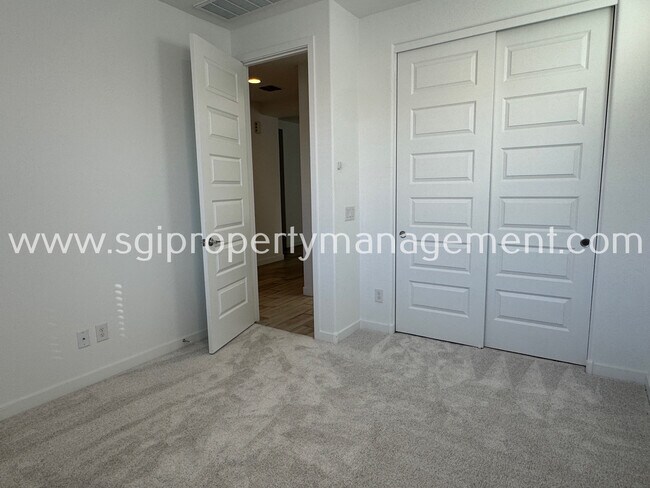 Building Photo - 16949 W Evergreen Rd