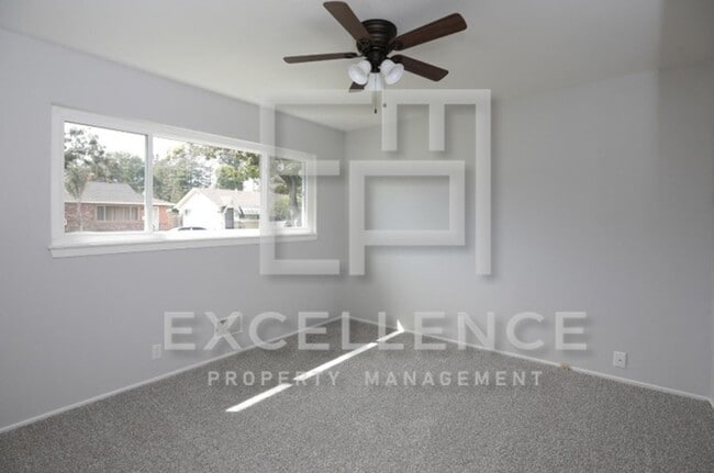 Building Photo - 2/1 Duplex with Step Down Office, 1 Car Ga...