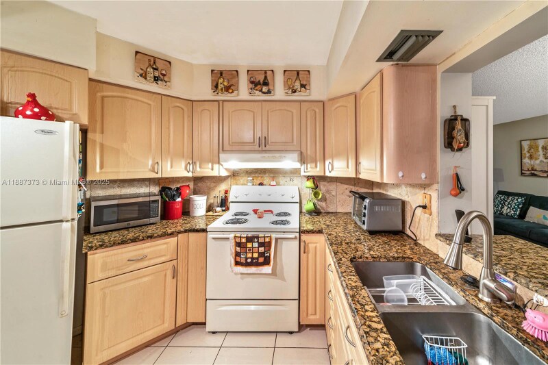 Building Photo - 9705 Fontainebleau Blvd