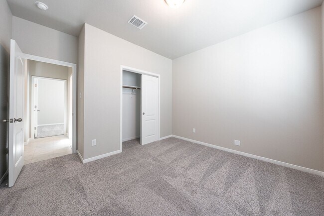 Building Photo - Stunning 4-Bedroom Home in Villages of Wes...