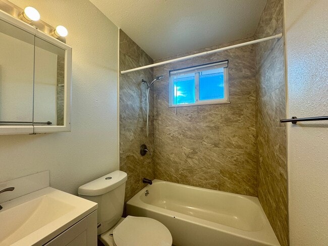 Building Photo - 2 Bedroom 1 Bath In Lakewood! Available Now!!