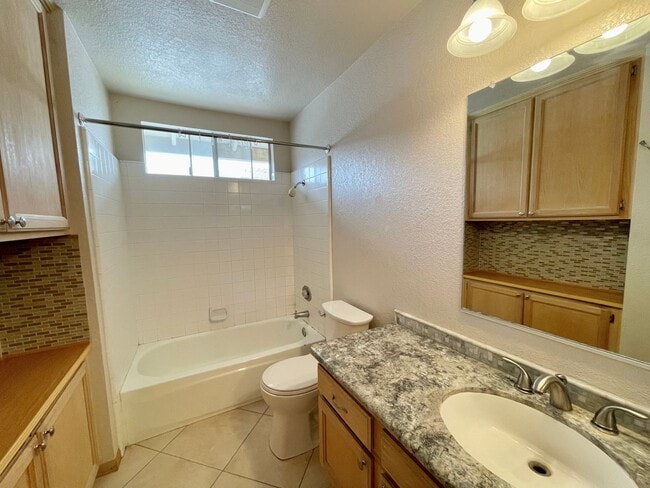 Building Photo - 1951 Devonshire Dr