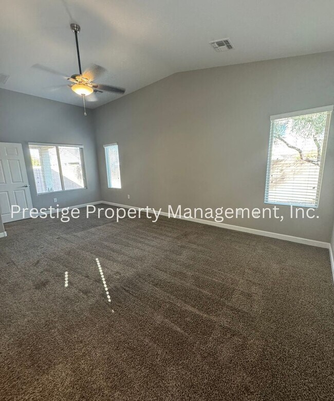 Building Photo - Spacious 4+Den/3 Northwest Home!