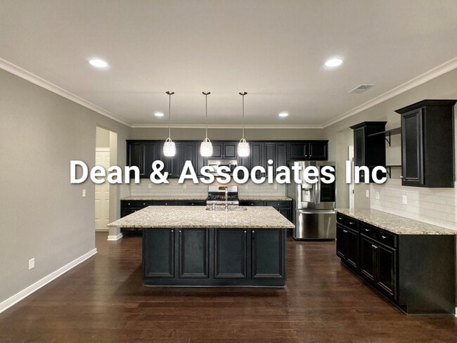 Building Photo - 472 Lake Chelsea Way