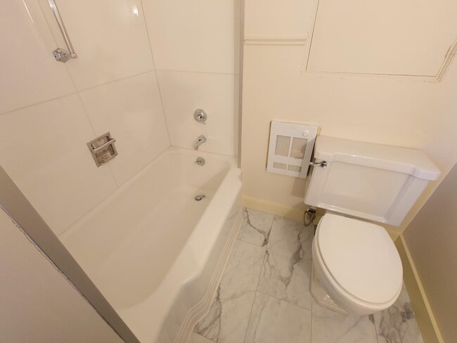 Building Photo - 3222 E Hampshire St