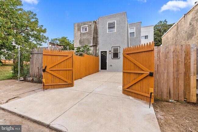 Building Photo - 2142 N Percy St