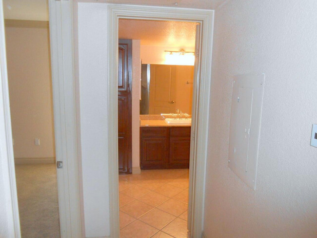 Building Photo - Spacious 1 Bedroom Downstairs Condo in SW ...