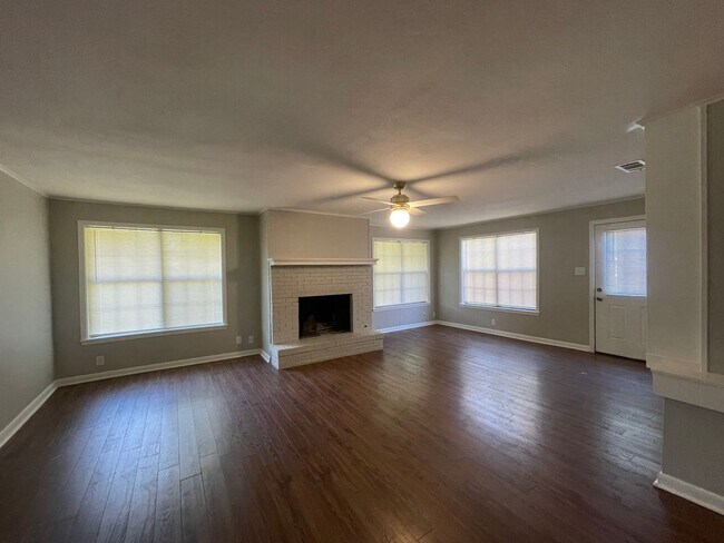 Building Photo - South Bossier Beauty! Hurry Before Its Gone!
