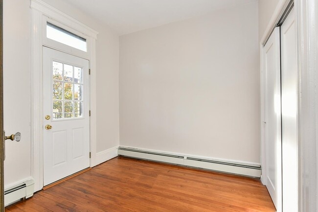 Building Photo - 722 27th St