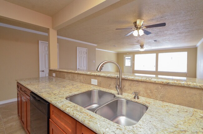 Building Photo - 3 BEDROOM TOWNHOME FOR LEASE IN LANGHAM CREEK