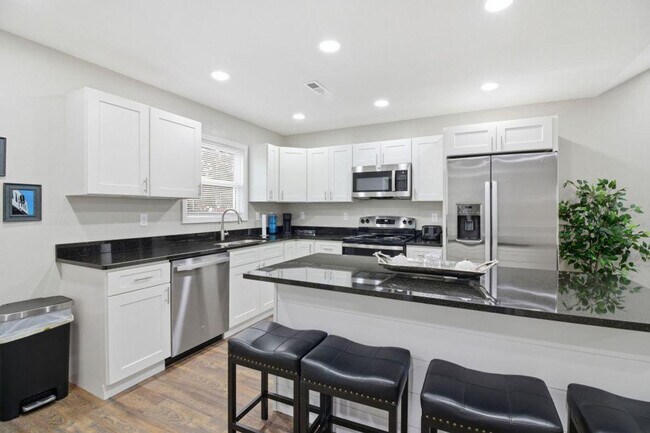 Building Photo - 810 Carson St