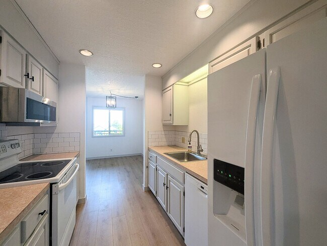 Building Photo - 1bd/1ba Edmonds Condo