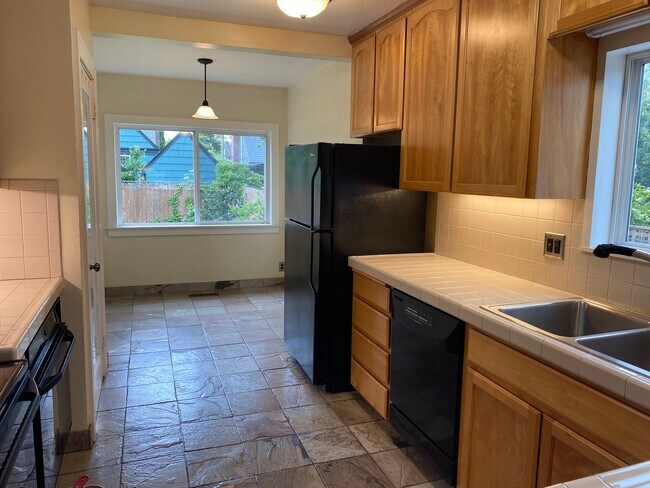 Building Photo - Arbor Lodge Bungalow!