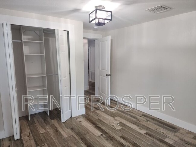 Building Photo - 1130 W Lake Brantley Rd