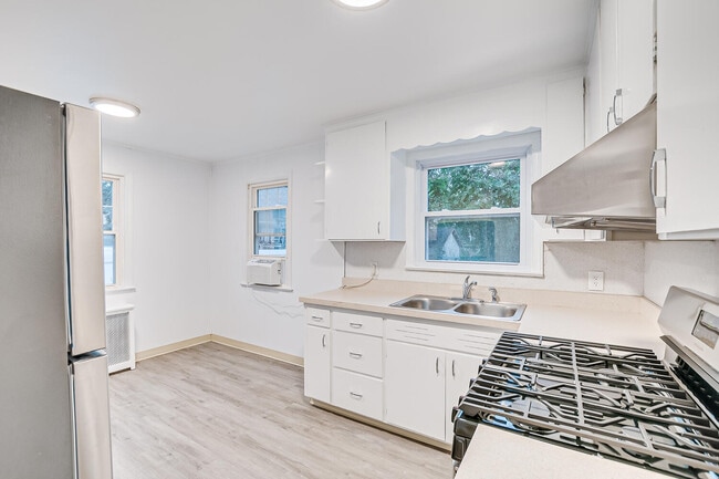 Building Photo - 64 Boltin St